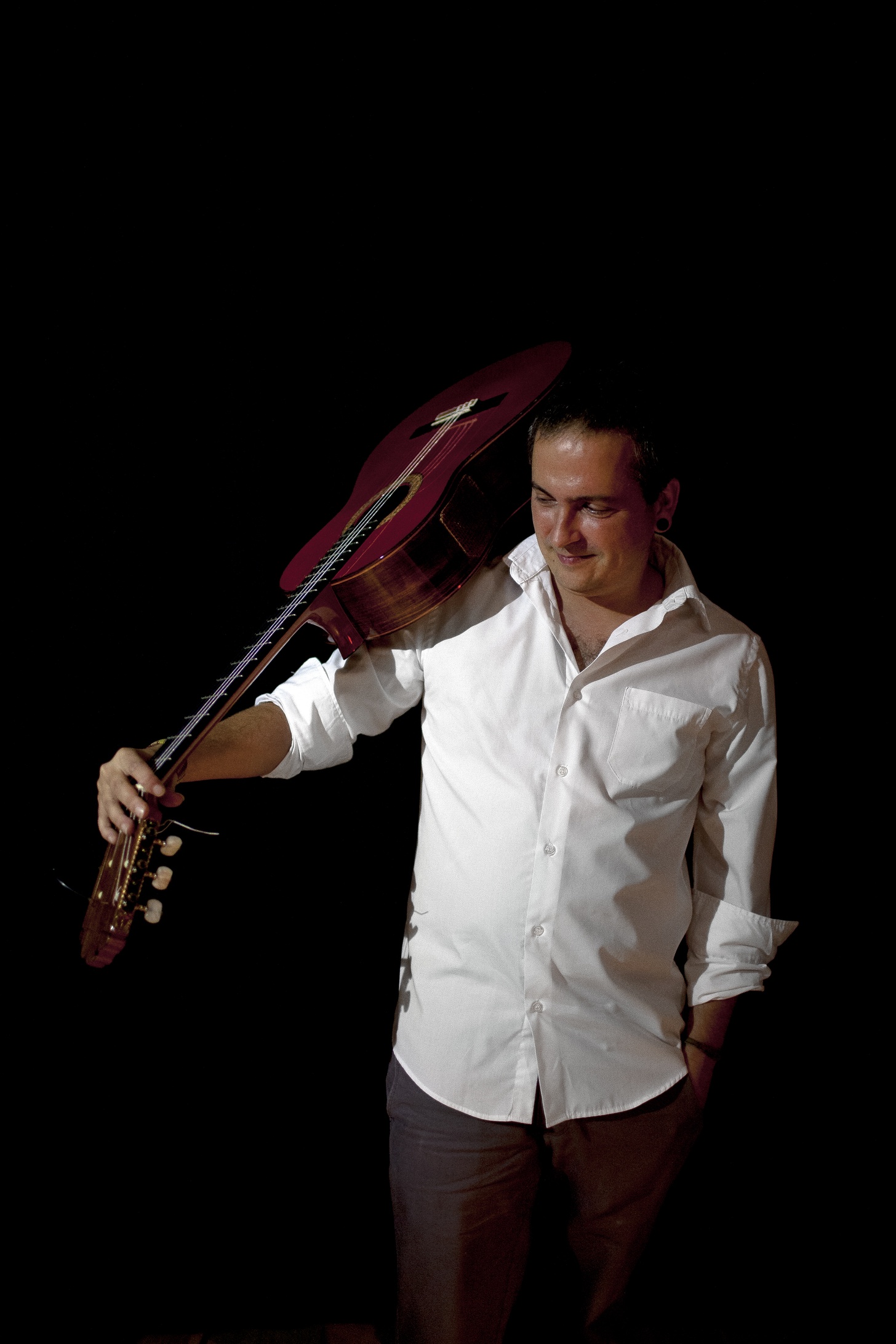 José El Piru tocando la guitarra